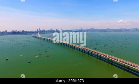 220621 -- HONG KONG, 21. Juni 2022 -- Luftaufnahme, aufgenommen am 20. Mai 2022, zeigt die Shenzhen Bay Bridge, die das südchinesische Shenzhen mit Hongkong verbindet. In diesem Jahr jährt sich die Rückkehr Hongkongs ins Mutterland zum 25. Mal. HKSAR 25 INA-HONG KONG-MAJOR CONSTRUCTION-AERIAL VIEW CN XUXLANGXUAN PUBLICATIONXNOTXINXCHN Stockfoto