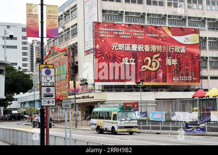 220621 -- HONG KONG, 21. Juni 2022 -- Eine Plakatwand zum 25. Jahrestag der Rückkehr Hongkongs ins Mutterland wird im Yuen Long Town Hall in Hong Kong, Südchina, 21. Juni 2022 gesehen. HKSAR 25 INA-HONG KONG-RÜCKKEHR INS MUTTERLAND-25. GEBURTSTAG-STRASSEN-FEIERLICHE ATMOSPHÄRE CN LOXPINGXFAI PUBLICATIONXNOTXINXCHN Stockfoto