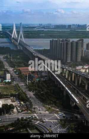 220620 -- WUHAN, 20. Juni 2022 -- Luftbild zeigt einen Hochgeschwindigkeitszug, der auf dem Abschnitt Peking-Wuhan der Peking-Guangzhou Hochgeschwindigkeitsbahn in Wuhan, der zentralchinesischen Provinz Hubei, fährt, 20. Juni 2022. Eine Hochgeschwindigkeitsbahn, die Peking mit Wuhan, der Hauptstadt der zentralchinesischen Provinz Hubei, verbindet, nimmt am Montag mit einer Geschwindigkeit von 350 km/h den normalen Betrieb auf, sagte die China State Railway Group Co., Ltd Mit einer Erhöhung der Zuggeschwindigkeit von 310 km/h auf 350 km/h wird die Gesamtkapazität des Abschnitts voraussichtlich um 7 Prozent steigen, und die kürzeste Strecke zwischen Peking und Wuhan hat b Stockfoto