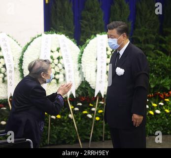 220621 -- PEKING, 21. Juni 2022 -- Xi Jinping spricht einem Familienmitglied von Zhang Siqing in Peking, der Hauptstadt Chinas, am 21. Juni 2022 sein Beileid aus. Der späte ehemalige Generalstaatsanwalt der Obersten Volksstaatsanwaltschaft Chinas SPP Zhang Siqing wurde am Dienstag in Peking verbrannt. XI Jinping, Li Zhanshu und Wang Yang verabschiedeten sich am Dienstagmorgen auf dem Babaoshan Revolutionary Cemetery von Zhang, indem sie Zhang ihren Respekt zollen und seiner Familie ihr Beileid aussprechen. CHINA-BEIJING-ZHANG SIQING-CREMATION CN JUXPENG PUBLICATIONXNOTXINXCHN Stockfoto