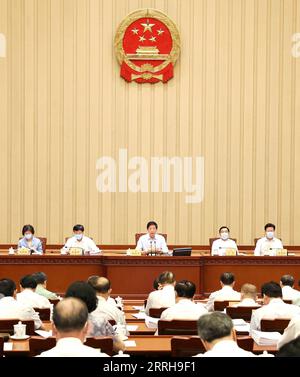 220621 -- PEKING, 21. Juni 2022 -- Li Zhanshu, Vorsitzender des Ständigen Ausschusses des Nationalen Volkskongresses des NPC, leitet die erste Plenarsitzung der 35. Sitzung des 13. Ständigen Ausschusses des NPC in der Großen Halle des Volkes in Peking, der Hauptstadt Chinas, am 21. Juni 2022. CHINA-BEIJING-LI ZHANSHU-NPC-SESSION CN PANGXXINGLEI PUBLICATIONXNOTXINXCHN Stockfoto