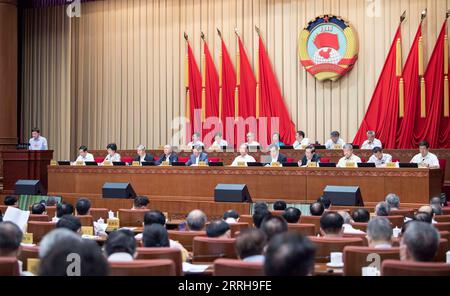 220621 -- PEKING, 21. Juni 2022 -- Wang Yang, Mitglied des Ständigen Ausschusses des Politischen Büros des Zentralkomitees der Kommunistischen Partei Chinas und Vorsitzender des Nationalen Komitees der Politischen Konsultativkonferenz des chinesischen Volkes CPPCC, nimmt an der Plenarsitzung der 22. Sitzung des Ständigen Ausschusses des 13. CPPCC-Nationalkomitees in Peking, der Hauptstadt Chinas, am 21. Juni 2022 Teil. Zwölf nationale politische Berater haben am Dienstag ihre Gedanken zur Förderung einer umweltfreundlichen, kohlenstoffarmen und qualitativ hochwertigen Entwicklung auf dem Treffen mitgeteilt. CHINA-BEIJING-WANG YANG-MEETING CN LIX Stockfoto