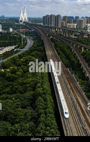 220620 -- WUHAN, 20. Juni 2022 -- Luftbild zeigt einen Hochgeschwindigkeitszug, der auf dem Abschnitt Peking-Wuhan der Peking-Guangzhou Hochgeschwindigkeitsbahn in Wuhan, der zentralchinesischen Provinz Hubei, fährt, 20. Juni 2022. Eine Hochgeschwindigkeitsbahn, die Peking mit Wuhan, der Hauptstadt der zentralchinesischen Provinz Hubei, verbindet, nimmt am Montag mit einer Geschwindigkeit von 350 km/h den normalen Betrieb auf, sagte die China State Railway Group Co., Ltd Mit einer Erhöhung der Zuggeschwindigkeit von 310 km/h auf 350 km/h wird die Gesamtkapazität des Abschnitts voraussichtlich um 7 Prozent steigen, und die kürzeste Strecke zwischen Peking und Wuhan hat b Stockfoto
