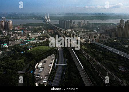 220620 -- WUHAN, 20. Juni 2022 -- Luftbild zeigt einen Hochgeschwindigkeitszug, der auf dem Abschnitt Peking-Wuhan der Peking-Guangzhou Hochgeschwindigkeitsbahn in Wuhan, der zentralchinesischen Provinz Hubei, fährt, 20. Juni 2022. Eine Hochgeschwindigkeitsbahn, die Peking mit Wuhan, der Hauptstadt der zentralchinesischen Provinz Hubei, verbindet, nimmt am Montag mit einer Geschwindigkeit von 350 km/h den normalen Betrieb auf, sagte die China State Railway Group Co., Ltd Mit einer Erhöhung der Zuggeschwindigkeit von 310 km/h auf 350 km/h wird die Gesamtkapazität des Abschnitts voraussichtlich um 7 Prozent steigen, und die kürzeste Strecke zwischen Peking und Wuhan hat b Stockfoto