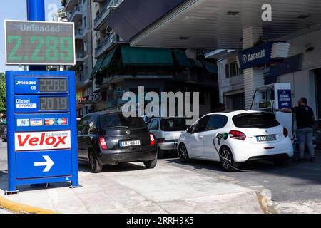 220621 -- ATHEN, 21. Juni 2022 -- Mitarbeiter tanken Fahrzeuge an einer Tankstelle in Athen, Griechenland, am 21. Juni 2022. Der griechische Premierminister Kyriakos Mitsotakis kündigte am Dienstag die Verlängerung einer Subvention für den Kraftstoffverbrauch für die nächsten drei Monate an, um die Haushaltslast der Haushalte und Unternehmen angesichts der anhaltenden internationalen Energiekrise zu verringern. Die jährliche Inflationsrate Griechenlands erreichte im Mai 11,3 Prozent, ein Rekord von 29 Jahren, sagte die griechische Statistische Behörde ELSTAT Anfang dieses Monats. GRIECHENLAND-ATHEN-INFLATION MariosxLolos PUBLICATIONxNOTxINxCHN Stockfoto