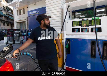 220621 -- ATHEN, 21. Juni 2022 -- Ein Mitarbeiter betankt am 21. Juni 2022 Ein Fahrzeug an einer Tankstelle in Athen, Griechenland. Der griechische Premierminister Kyriakos Mitsotakis kündigte am Dienstag die Verlängerung einer Subvention für den Kraftstoffverbrauch für die nächsten drei Monate an, um die Haushaltslast der Haushalte und Unternehmen angesichts der anhaltenden internationalen Energiekrise zu verringern. Die jährliche Inflationsrate Griechenlands erreichte im Mai 11,3 Prozent, ein Rekord von 29 Jahren, sagte die griechische Statistische Behörde ELSTAT Anfang dieses Monats. GRIECHENLAND-ATHEN-INFLATION MariosxLolos PUBLICATIONxNOTxINxCHN Stockfoto