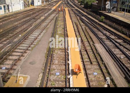 Bahnstreik in Großbritannien 220622 -- LONDON, 22. Juni 2022 -- Foto aufgenommen am 21. Juni 2022 zeigt eine allgemeine Ansicht der Gleise und Bahnsteige an der Clapham Junction Station in London, Großbritannien. Nachdem die letzten Gespräche zwischen Gewerkschaften und Eisenbahnunternehmen hier am Montag zusammenbrachen, hat die britische National Union of Rail, RMT gab am Dienstag grünes Licht für die größten Eisenbahnstreiks des Landes seit 30 Jahren, die voraussichtlich zu massiven Unterbrechungen des Schienenverkehrs in England, Schottland und Wales führen werden. Foto: /Xinhua BRITANNIEN-LONDON-BAHNSTREIK TimxIreland PUBLICATIONx Stockfoto