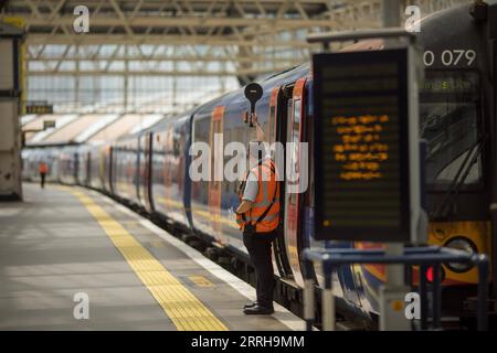 220622 -- LONDON, 22. Juni 2022 -- Ein Zug fährt am 21. Juni 2022 von der Waterloo Station in London, Großbritannien, ab. Nachdem die letzten Gespräche zwischen Gewerkschaften und Eisenbahnunternehmen hier am Montag zusammenbrachen, hat die britische National Union of Rail, RMT gab am Dienstag grünes Licht für die größten Eisenbahnstreiks des Landes seit 30 Jahren, die voraussichtlich zu massiven Unterbrechungen des Schienenverkehrs in England, Schottland und Wales führen werden. Foto von /Xinhua BRITANNIEN-LONDON-BAHNSTREIK TimxIreland PUBLICATIONxNOTxINxCHN Stockfoto