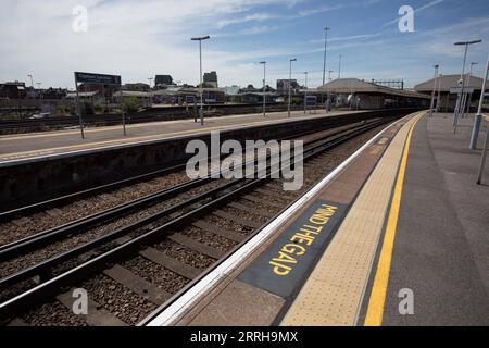 Bahnstreik in Großbritannien 220622 -- LONDON, 22. Juni 2022 -- Foto aufgenommen am 21. Juni 2022 zeigt eine allgemeine Ansicht der Gleise und Bahnsteige an der Clapham Junction Station in London, Großbritannien. Nachdem die letzten Gespräche zwischen Gewerkschaften und Eisenbahnunternehmen hier am Montag zusammenbrachen, hat die britische National Union of Rail, RMT gab am Dienstag grünes Licht für die größten Eisenbahnstreiks des Landes seit 30 Jahren, die voraussichtlich zu massiven Unterbrechungen des Schienenverkehrs in England, Schottland und Wales führen werden. Foto: /Xinhua BRITANNIEN-LONDON-BAHNSTREIK TimxIreland PUBLICATIONx Stockfoto