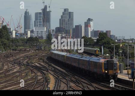 Bahnstreik in Großbritannien 220622 -- LONDON, 22. Juni 2022 -- Foto aufgenommen am 21. Juni 2022 zeigt eine allgemeine Ansicht der Gleise vor der Clapham Junction Station in London, Großbritannien. Nachdem die letzten Gespräche zwischen Gewerkschaften und Eisenbahnunternehmen hier am Montag zusammenbrachen, hat die britische National Union of Rail, RMT gab am Dienstag grünes Licht für die größten Eisenbahnstreiks des Landes seit 30 Jahren, die voraussichtlich zu massiven Unterbrechungen des Schienenverkehrs in England, Schottland und Wales führen werden. Foto von /Xinhua BRITANNIEN-LONDON-BAHNSTREIK TimxIreland PUBLICATIONxNOTxINxCH Stockfoto