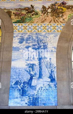 Porto, Portugal, im Inneren der antiken Architektur im Bahnhof Sao Bento. Stockfoto