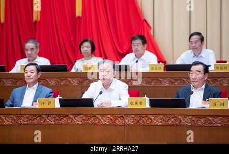 220622 -- PEKING, 22. Juni 2022 -- Wang Yang, Mitglied des Ständigen Ausschusses des Politischen Büros des Zentralkomitees der Kommunistischen Partei Chinas und Vorsitzender des Nationalen Komitees der Politischen Konsultativkonferenz des chinesischen Volkes CPPCC, leitet die Abschlusssitzung der 22. Sitzung des Ständigen Ausschusses des 13. CPPCC-Nationalkomitees und hält eine Rede in Peking, der Hauptstadt Chinas, am 22. Juni 2022. CHINA-PEKING-WANG YANG-ABSCHLUSSSITZUNG CN LIXTAO PUBLICATIONXNOTXINXCHN Stockfoto