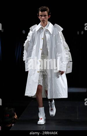 220623 -- PARIS, 23. Juni 2022 -- Ein Modell präsentiert eine Kreation aus der Frühjahr/Sommer 2023 Herrenkollektion des belgischen Designers Walter Van Beirendonck während der Paris Fashion Week in Paris, Frankreich, am 22. Juni 2022. Foto von /Xinhua FRANCE-PARIS-FASHION WEEK-WALTER VAN BEIRENDONCK PieroxBiasion PUBLICATIONxNOTxINxCHN Stockfoto