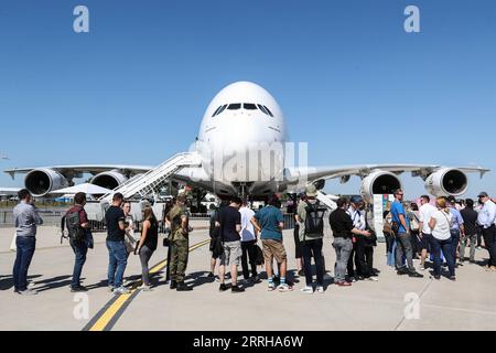 220622 -- SCHÖNEFELD DEUTSCHLAND, 22. Juni 2022 -- am 22. Juni 2022 besuchen die Besucher einen ausgestellten Airbus A380-800 auf der ILA Berlin Air Show in Schönefeld. Mit rund 550 Ausstellern aus rund 30 Ländern und Regionen startete hier am Mittwoch die ILA Berlin Air Show. GERMANY-SCHOENEFELD-ILA 2022-AIR SHOW ShanxYuqi PUBLICATIONxNOTxINxCHN Stockfoto