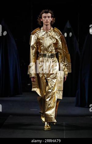 220623 -- PARIS, 23. Juni 2022 -- Ein Modell präsentiert eine Kreation aus der Frühjahr/Sommer 2023 Herrenkollektion des belgischen Designers Walter Van Beirendonck während der Paris Fashion Week in Paris, Frankreich, am 22. Juni 2022. Foto von /Xinhua FRANCE-PARIS-FASHION WEEK-WALTER VAN BEIRENDONCK PieroxBiasion PUBLICATIONxNOTxINxCHN Stockfoto