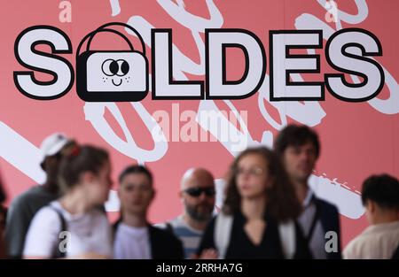 220623 -- PARIS, 23. Juni 2022 -- Leute gehen an einem riesigen Poster für die Sommerverkaufssaison vor dem Kaufhaus Galerie Lafayette in Paris, Frankreich, 22. Juni 2022 vorbei. Die jährlichen Sommerverkäufe begannen hier am Mittwoch und dauern bis zum 19. Juli 2022. FRANCE-PARIS-SUMMER SALES GaoxJing PUBLICATIONxNOTxINxCHN Stockfoto