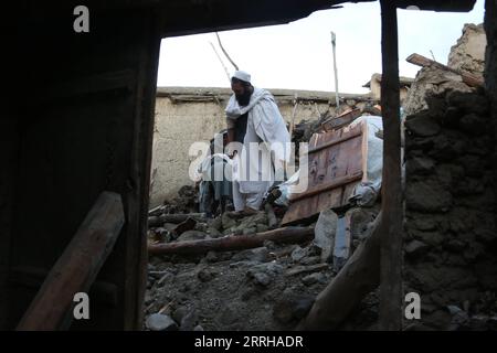 Afghanistan, Schäden nach Erdbeben 220623 -- PAKTIKA, 23. Juni 2022 -- Menschen werden auf den Trümmern eines Hauses gesehen, das bei einem Erdbeben in der Provinz Paktika, Afghanistan, am 23. Juni 2022 beschädigt wurde. Die von den Taliban geführte Regierung in Afghanistan hat internationale Hilfe bei laufenden Rettungseinsätzen nach dem verheerenden Erdbeben am Mittwoch im Osten des asiatischen Landes gefordert. Foto von /Xinhua AFGHANISTAN-PAKTIKA-EARTHQUAKE-AFTERMATH SaifurahmanxSafi PUBLICATIONxNOTxINxCHN Stockfoto