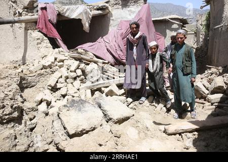 Afghanistan, Schäden nach Erdbeben 220623 -- PAKTIKA, 23. Juni 2022 -- Menschen stehen auf den Trümmern eines Hauses, das bei einem Erdbeben in der Provinz Paktika, Afghanistan, am 23. Juni 2022 beschädigt wurde. Die von den Taliban geführte Regierung in Afghanistan hat internationale Hilfe bei laufenden Rettungseinsätzen nach dem verheerenden Erdbeben am Mittwoch im Osten des asiatischen Landes gefordert. Foto von /Xinhua AFGHANISTAN-PAKTIKA-EARTHQUAKE-AFTERMATH SaifurahmanxSafi PUBLICATIONxNOTxINxCHN Stockfoto