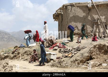 Afghanistan, Schäden nach Erdbeben 220623 -- PAKTIKA, 23. Juni 2022 -- Menschen stehen in der Nähe eines Hauses, das bei einem Erdbeben in der Provinz Paktika, Afghanistan, am 23. Juni 2022 beschädigt wurde. Die von den Taliban geführte Regierung in Afghanistan hat internationale Hilfe bei laufenden Rettungseinsätzen nach dem verheerenden Erdbeben am Mittwoch im Osten des asiatischen Landes gefordert. Foto von /Xinhua AFGHANISTAN-PAKTIKA-EARTHQUAKE-AFTERMATH SaifurahmanxSafi PUBLICATIONxNOTxINxCHN Stockfoto