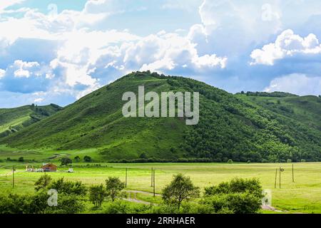 220623 -- HINGGAN LEAGUE, 23. Juni 2022 -- Foto aufgenommen am 23. Juni 2022 zeigt die Landschaft eines Berges in Arxan der Scharganliga, Nordchinas Autonome Region Innere Mongolei. CHINA-INNERE MONGOLEI-HINGGAN LEAGUE-LANDSCHAFT CN WANGXZECONG PUBLICATIONXNOTXINXCHN Stockfoto
