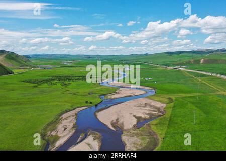 220623 -- HINGGAN LEAGUE, 23. Juni 2022 -- Luftbild aufgenommen am 23. Juni 2022 zeigt das Ulan Mod Grasland in Horqin Right Wing Front Banner der Hinggan League, der Autonomen Region der Inneren Mongolei in Nordchina. CHINA-INNERE MONGOLEI-HINGGAN-LIGA-ULAN MOD GRASLAND-LANDSCHAFT CN LIUXLEI PUBLICATIONXNOTXINXCHN Stockfoto