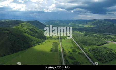 220623 -- HINGGAN LEAGUE, 23. Juni 2022 -- Luftaufnahme aufgenommen am 23. Juni 2022 zeigt die Landschaft in Arxan der Scharganliga, Nordchinas Autonome Region Innere Mongolei. CHINA-INNERE MONGOLEI-HINGGAN LEAGUE-LANDSCHAFT CN BEIXHE PUBLICATIONXNOTXINXCHN Stockfoto