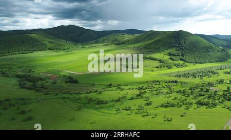 220623 -- HINGGAN LEAGUE, 23. Juni 2022 -- Luftaufnahme aufgenommen am 23. Juni 2022 zeigt die Landschaft in Arxan der Scharganliga, Nordchinas Autonome Region Innere Mongolei. CHINA-INNERE MONGOLEI-HINGGAN LEAGUE-LANDSCHAFT CN BEIXHE PUBLICATIONXNOTXINXCHN Stockfoto