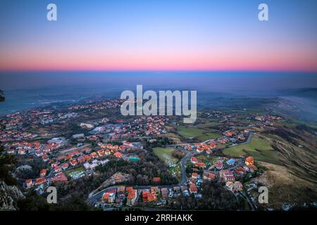 San Marino, ein Binnenland in Italien, das in der Abenddämmerung vom Monte Titano aus erreicht wird. Stockfoto