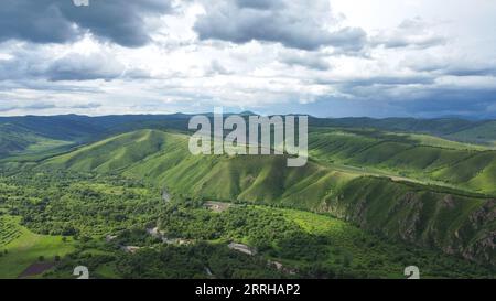 220623 -- HINGGAN LEAGUE, 23. Juni 2022 -- Luftaufnahme aufgenommen am 23. Juni 2022 zeigt die Landschaft der Berge in Arxan der Scharganliga, Nordchinas Autonome Region Innere Mongolei. CHINA-INNER MONGOLIA-HINGGAN LEAGUE-LANDSCHAFT CN BeixHe PUBLICATIONxNOTxINxCHN 220623 -- HINGGAN LEAGUE, 23. Juni 2022 -- Luftaufnahme aufgenommen am 23. Juni 2022 zeigt die Landschaft der Berge in Einem IMAGO/BeixHe PUBLICATIONxNOTxINxCHN IMAGO IMAGES 1012754993 Stockfoto