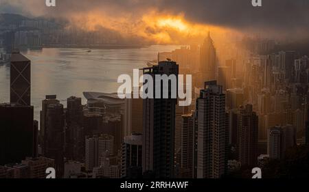 220624 -- HONGKONG, 24. Juni 2022 -- Foto aufgenommen am 23. Juni 2022 zeigt das Morgenlicht im Victoria Harbor in Hongkong, Südchina. In diesem Jahr jährt sich die Rückkehr Hongkongs ins Mutterland zum 25. Mal. HKSAR 25 INA-HONG KONG-RÜCKKEHR INS MUTTERLAND-25. JAHRESTAG-STADTBLICK CN LUIXSIUXWAI PUBLICATIONXNOTXINXCHN Stockfoto