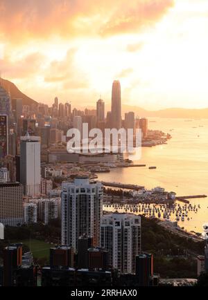 220624 -- HONGKONG, 24. Juni 2022 -- Foto aufgenommen am 22. Juni 2022 zeigt den Blick auf den Victoria Harbor in Hongkong, Südchina. In diesem Jahr jährt sich die Rückkehr Hongkongs ins Mutterland zum 25. Mal. HKSAR 25 INA-HONG KONG-RÜCKKEHR INS MUTTERLAND-25. JAHRESTAG-STADTBLICK CN WUXXIAOCHU PUBLICATIONXNOTXINXCHN Stockfoto