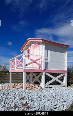 Nachbildung eines Chalets am Strand von Chalets. Hommage an Luc Bessons Film: 37°2. Gruissan, Occitanie, Frankreich Stockfoto