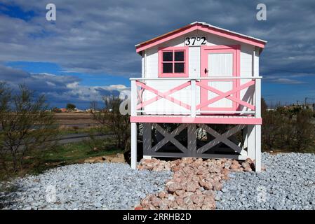 Nachbildung eines Chalets am Strand von Chalets. Hommage an Luc Bessons Film: 37°2. Gruissan, Occitanie, Frankreich Stockfoto