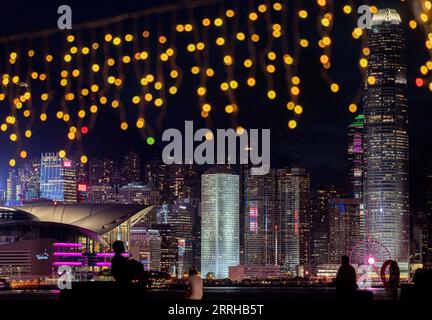 220624 -- HONG KONG, 24. Juni 2022 -- Foto aufgenommen am 22. Juni 2022 zeigt die Nachtsicht im Victoria Harbor in Hong Kong, Südchina. In diesem Jahr jährt sich die Rückkehr Hongkongs ins Mutterland zum 25. Mal. HKSAR 25 INA-HONG KONG-RÜCKKEHR INS MUTTERLAND-25. JAHRESTAG-STADTBLICK CN LUIXSIUXWAI PUBLICATIONXNOTXINXCHN Stockfoto