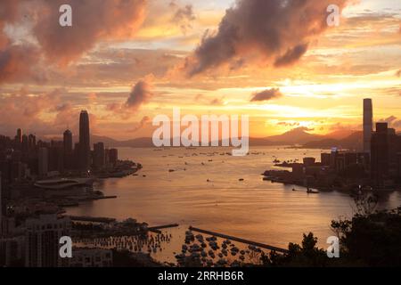 220624 -- HONGKONG, 24. Juni 2022 -- Foto aufgenommen am 22. Juni 2022 zeigt den Sonnenuntergang im Victoria Harbor in Hongkong, Südchina. In diesem Jahr jährt sich die Rückkehr Hongkongs ins Mutterland zum 25. Mal. HKSAR 25 INA-HONG KONG-RÜCKKEHR INS MUTTERLAND-25. JAHRESTAG-STADTBLICK CN WUXXIAOCHU PUBLICATIONXNOTXINXCHN Stockfoto