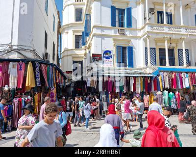 Tunis, Tunesien - 27. August 2022: Menschen, die in der Medina spazieren. Die Medina enthält etwa 700 Denkmäler, darunter Paläste, Moscheen und Mausoleen Stockfoto