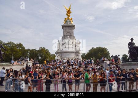 London, England, Großbritannien. September 2023. Am ersten Jahrestag des Todes von Königin Elizabeth II. Treffen sich die Massen, um die Kanonenwagen und den Wachwechsel vor dem Buckingham Palace zu beobachten (Bild: © Vuk Valcic/ZUMA Press Wire) NUR REDAKTIONELLE VERWENDUNG! Nicht für kommerzielle ZWECKE! Stockfoto