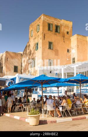 Sidi Bou Said, Karthago, Tunesien - 27. August 2022: Menschen zu Fuß im Stadtzentrum. Die Stadt ist eine Touristenattraktion und bekannt für ihre ausgedehnten Stockfoto