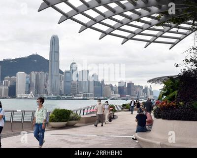 220624 -- HONG KONG, 24. Juni 2022 -- Leute besuchen die Avenue of Stars am Victoria Harbor in Hong Kong, Südchina, 18. Mai 2022. In diesem Jahr jährt sich die Rückkehr Hongkongs ins Mutterland zum 25. Mal. HKSAR 25 INA-HONG KONG-RÜCKKEHR INS MUTTERLAND-25 JAHRE STADTBLICK CN LOXPINGXFAI PUBLICATIONXNOTXINXCHN Stockfoto