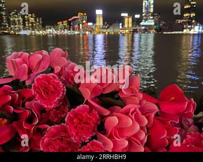 220624 -- HONG KONG, 24. Juni 2022 -- Foto aufgenommen am 23. Februar 2022 zeigt den Nachtblick im Victoria Harbor in Hongkong, Südchina. In diesem Jahr jährt sich die Rückkehr Hongkongs ins Mutterland zum 25. Mal. HKSAR 25 INA-HONG KONG-RÜCKKEHR INS MUTTERLAND-25 JAHRE STADTBLICK CN LIXGANG PUBLICATIONXNOTXINXCHN Stockfoto