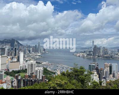 220624 -- HONGKONG, 24. Juni 2022 -- Foto aufgenommen am 22. Juni 2022 zeigt den Blick auf den Victoria Harbor in Hongkong, Südchina. In diesem Jahr jährt sich die Rückkehr Hongkongs ins Mutterland zum 25. Mal. HKSAR 25 INA-HONG KONG-RÜCKKEHR INS MUTTERLAND-25 JAHRE STADTBLICK CN LIXGANG PUBLICATIONXNOTXINXCHN Stockfoto