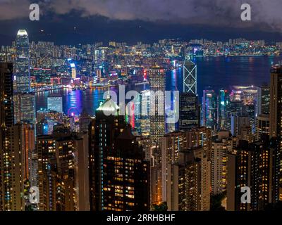 220624 -- HONG KONG, 24. Juni 2022 -- Foto aufgenommen am 22. Juni 2022 zeigt die Nachtsicht im Victoria Harbor in Hong Kong, Südchina. In diesem Jahr jährt sich die Rückkehr Hongkongs ins Mutterland zum 25. Mal. HKSAR 25 INA-HONG KONG-RÜCKKEHR INS MUTTERLAND-25. JAHRESTAG-STADTBLICK CN LUIXSIUXWAI PUBLICATIONXNOTXINXCHN Stockfoto