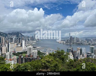 220624 -- HONGKONG, 24. Juni 2022 -- Foto aufgenommen am 22. Juni 2022 zeigt den Blick auf den Victoria Harbor in Hongkong, Südchina. In diesem Jahr jährt sich die Rückkehr Hongkongs ins Mutterland zum 25. Mal. HKSAR 25 INA-HONG KONG-RÜCKKEHR INS MUTTERLAND-25 JAHRE STADTBLICK CN LIXGANG PUBLICATIONXNOTXINXCHN Stockfoto