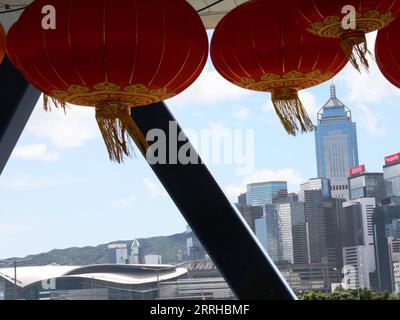 220624 -- HONG KONG, 24. Juni 2022 -- Rote Laternen werden als Dekoration zum 25. Jahrestag der Rückkehr Hongkongs in das Mutterland in Hongkong, Südchina, am 23. Juni 2022 gehängt. In diesem Jahr jährt sich die Rückkehr Hongkongs ins Mutterland zum 25. Mal. HKSAR 25 INA-HONG KONG-RÜCKKEHR INS MUTTERLAND-25. JAHRESTAG-STADTBLICK CN WUXXIAOCHU PUBLICATIONXNOTXINXCHN Stockfoto
