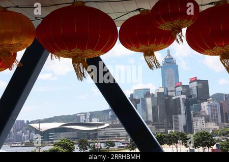 220624 -- HONG KONG, 24. Juni 2022 -- Rote Laternen werden als Dekoration zum 25. Jahrestag der Rückkehr Hongkongs in das Mutterland in Hongkong, Südchina, am 23. Juni 2022 gehängt. In diesem Jahr jährt sich die Rückkehr Hongkongs ins Mutterland zum 25. Mal. HKSAR 25 INA-HONG KONG-RÜCKKEHR INS MUTTERLAND-25. JAHRESTAG-STADTBLICK CN WUXXIAOCHU PUBLICATIONXNOTXINXCHN Stockfoto