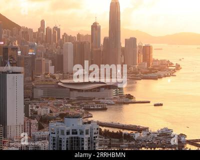 220624 -- HONGKONG, 24. Juni 2022 -- Foto aufgenommen am 22. Juni 2022 zeigt den Blick auf den Victoria Harbor in Hongkong, Südchina. In diesem Jahr jährt sich die Rückkehr Hongkongs ins Mutterland zum 25. Mal. HKSAR 25 INA-HONG KONG-RÜCKKEHR INS MUTTERLAND-25. JAHRESTAG-STADTBLICK CN WUXXIAOCHU PUBLICATIONXNOTXINXCHN Stockfoto