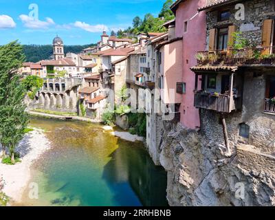 Hängehäuser in Pont en Royans, Frankreich Stockfoto