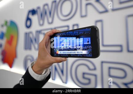 220625 -- TIANJIN, 25. Juni 2022 -- Ein Teilnehmer sieht sich die Live-Übertragung der Online-Eröffnungszeremonie des 6. World Intelligence Congress und Summit on Innovation and Development auf einem Mobiltelefon im nordchinesischen Tianjin am 24. Juni 2022 an. CHINA-TIANJIN-WORLD INTELLIGENCE CONGRESS CN ZHAOXZISHUO PUBLICATIONXNOTXINXCHN Stockfoto