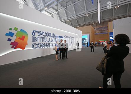 220625 -- TIANJIN, 25. Juni 2022 -- die Teilnehmer posieren für Fotos außerhalb des Veranstaltungsortes für die Online-Eröffnungszeremonie des 6. World Intelligence Congress im nordchinesischen Tianjin, 24. Juni 2022. CHINA-TIANJIN-WORLD INTELLIGENCE CONGRESS CN ZHAOXZISHUO PUBLICATIONXNOTXINXCHN Stockfoto