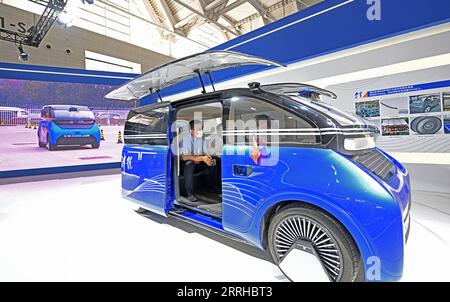 220625 -- TIANJIN, 25. Juni 2022 -- Teilnehmer probieren ein solarbetriebenes Auto während einer Ausstellung des 6. World Intelligence Congress im nordchinesischen Tianjin, 24. Juni 2022. CHINA-TIANJIN-WORLD INTELLIGENCE CONGRESS CN ZHAOXZISHUO PUBLICATIONXNOTXINXCHN Stockfoto